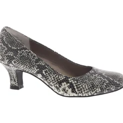 Flatter Evening Pumps